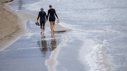 Dos personas pasean por la playa de la Malvarrosa de València, el domingo día 8.