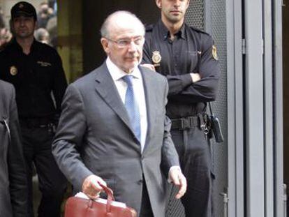Rodrigo Rato saliendo de la Audiencia Nacional tras su declaraci&oacute;n por el caso de las tarjetas black de Caja Madrid.