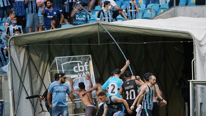 Seguidores del Gremio atacan la cabina del VAR, este domingo tras ser derrotados por el Palmeiras de São Paulo.