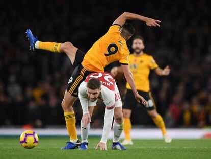 Mustafi, del Arsenal, comete falta sobre Raúl Jiménez, del Wolverhampton.