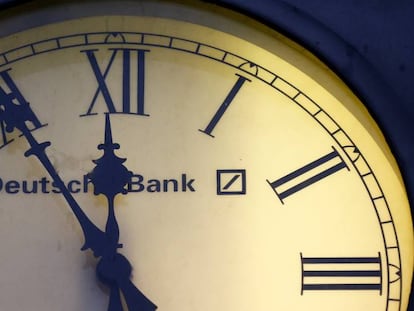 Reloj antiguo con el logotipo de Deutsche Bank, en la fachada de la sucursal del banco en Wiesbaden (Alemania).