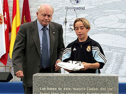 Di Stéfano y Daniel Carvajal, alevín del equipo de fútbol, durante el acto de colocación de la primera piedra de la Ciudad Deportiva del Madrid.

 / U. MARTÍN