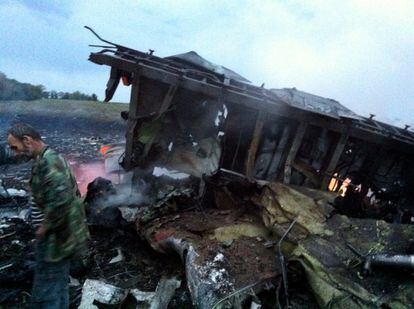 El Gobierno ucranio afirma que el avión fue derribado por insurgentes prorrusos mediante un sistema antimisiles Buk.