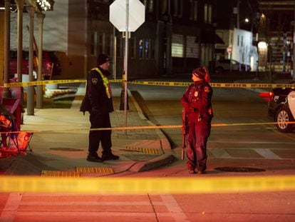 Policías en el lugar del atropello este domingo en Waukesha, en Wisconsin.