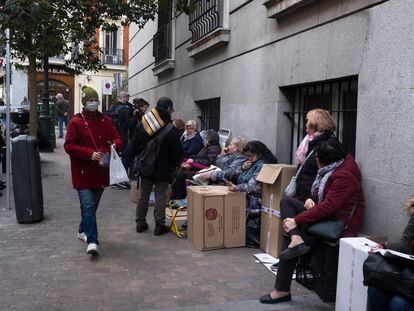 4/03/2020
Aambiente de la cola del cristo de Medinaceli, esta tarde. Algunos feligreses se protegen con mascarillas del coronavirus.