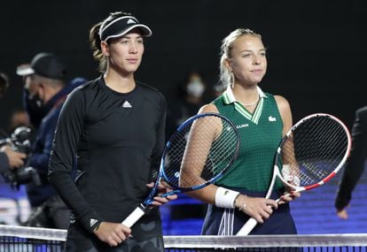 Las finalistas Garbiñe Muguruza y Anett Kontaveit durante su partido de la fase de grupos de las Finales de la WTA en Guadalajara, México.