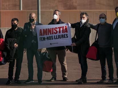 Rull, Sánchez, Romeva, Forn, Cuixart, Turull y Junqueras con una pancarta pidiendo su amnistía en la cárcel de Lledoners, en enero.