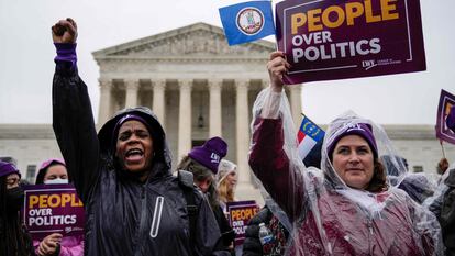 Miembros de la Liga de Mujeres Votantes, una organización de apoyo al derecho al voto, este miércoles, ante el Tribunal Supremo de Estados Unidos, en Washington.