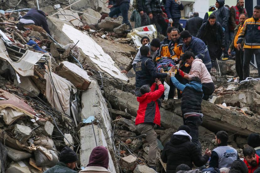 Un equipo de rescate trasladaba a un superviviente tras el terremoto en la ciudad de Adana (Turquía), este lunes. 