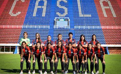 El equipo de fútbol femenino de San Lorenzo, presentado este viernes.