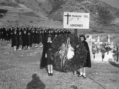 La Delegación de Ex Cautivos de FET y de las JONS, el 7 de noviembre de 1944 en el cementerio de Paracuellos del Jarama, durante un acto en honor a los fusilados en este lugar durante la Guerra Civil.