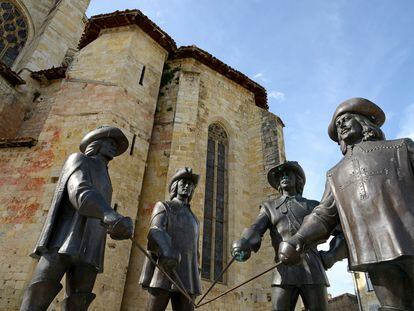 Estatuas de los mosqueteros D’Artagnan, Athos, Porthos y Aramis en la localidad de Gers, al sur de Francia.