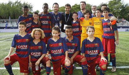 Raúl con los niños del Barcelona en Miami.