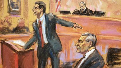 El fiscal Philip Pilmar señala a García Luna conel juez Brian Cogan en segundo plano, en el juzgado de Brooklyn, el pasado 23 de enero.