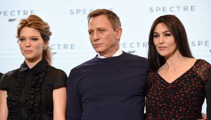 De izquierda a derecha, los actores Lea Seydoux, Daniel Craig y Monica Bellucci durante la presentación de la película 'Spectre'.