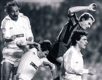 REAL MADRID, 3; INTER DE MILÁN, 0 (1985). El Real Madrid terminó ganando la UEFA de la 84/85, pero el 24 de abril de 1985, antes de jugar el partido de vuelta de semifinales ante el Inter de Milán (con 2-0 en la ida para los italianos) parecía que los de Luis Molowny no podrían luchar por el título en la final ante el Videoton, húngaro. Terminó pasando gracias a un doblete de Santillana y a otro tanto de Michel que pusieron el 3-0 que le valió el pase a los blancos. En la imagen, Uly Stielike, a la izquierda, salta a por el balón con Karl Heinz Rummenigge, segundo por la derecha, en presencia de Camacho y Fraile.