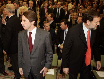 José María Aznar con Mariano Rajoy durante un acto de la FAES sobre las consecuencias económicas del proyecto de Estatuto de Cataluña, uno de los asuntos políticos sobre los que FAES ha sido más beligerante frente a la supuesta 'apatía' de Rajoy.