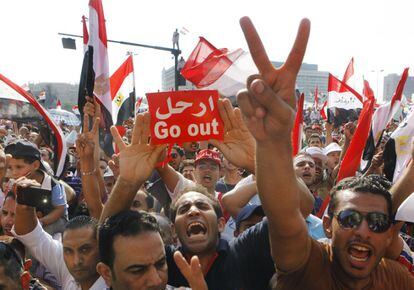 Opositores del presidente egipcio protestan en la plaza Tahrir de El Cairo, 2 de julio de 2013.