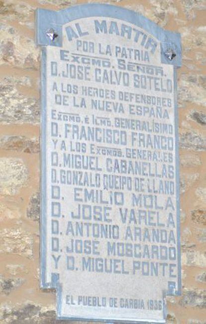 Placa de exaltaci&oacute;n franquista que el gobierno de Vila de Cruces ha colocado en un edificio municipal.