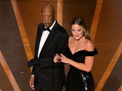 El actor estadounidense Morgan Freeman y la actriz australiana Margot Robbie sobre el escenario de la 95º edición de los premios Oscar en el Dolby Theatre de Hollywood, el 12 de marzo de 2023.