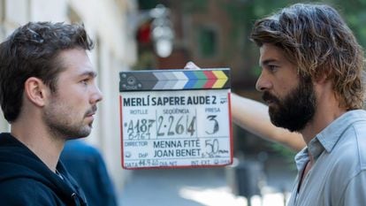 Pol Rubio (izquierda) y Jordi Coll, en el rodaje de 'Merlí Sapere Aude', en catalán.