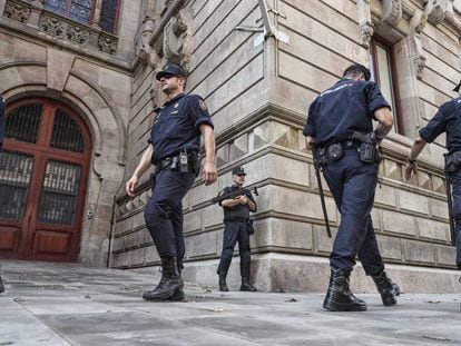 Agentes de la Policía Nacional en la sede del Tribunal Superior de Justicia de Cataluña en 2017