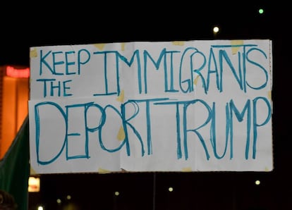 Cartell contra Trump en una manifestació a Las Vegas, dissabte.