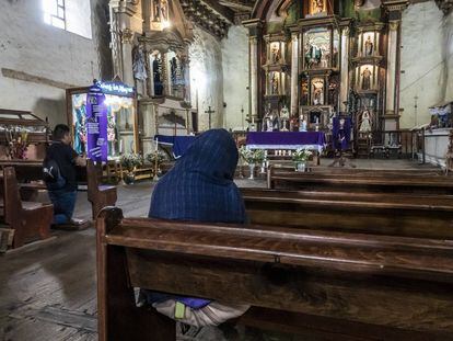 Feligreses rezan al interior de la iglesia de Nurio el abril del año pasado.