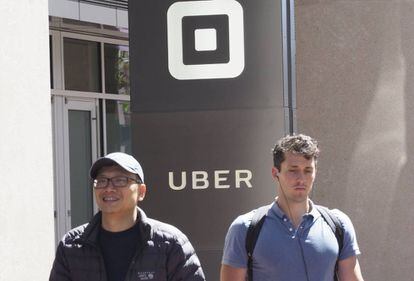 Empleados de Uber a la salida de su sede en San Francisco.