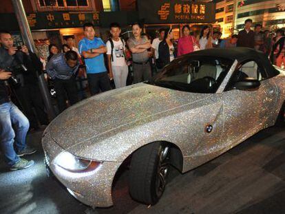 Curiosos observan un coche salpicado de diamantes en Shengyang. 