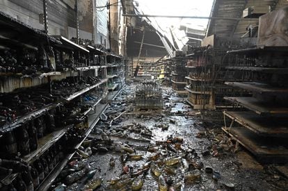 Las tiendas destrozadas del centro comercial Amstor después del bombardeo ruso. 