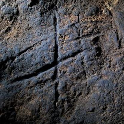 Grabado neandertal descubierto en el fondo de la cueva de Gorham (Gibraltar).