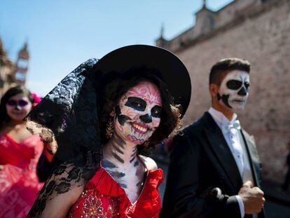 Una mujer disfrazada de La Catrina en la fiesta de Todos los Santos en Morelia (México).