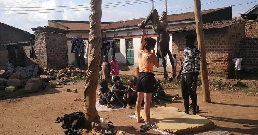 Lara Renard impartiendo una clase de trapecio en un suburbio de Kampala (Uganda).