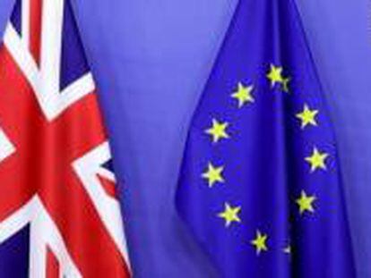 Banderas británica (Union Jack) y de la UE.