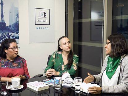 Yásnaya Aguilar, Cristina Morales y Jimena Soria, en las oficinas de EL PAÍS en México.