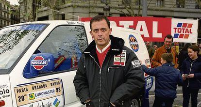 Jordi Pujol Ferrusola, primog&eacute;nito del expresidente de la Generalitat, junto a su coche en el &#039;rally&#039; Par&iacute;s-Dakar en Barcelona, en 1997.