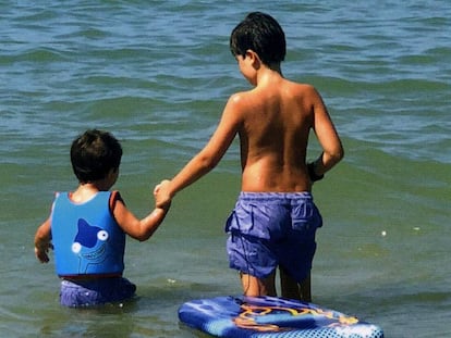 Otto, derecha, junto a su hermano pequeño, Alejo, en el mar.
