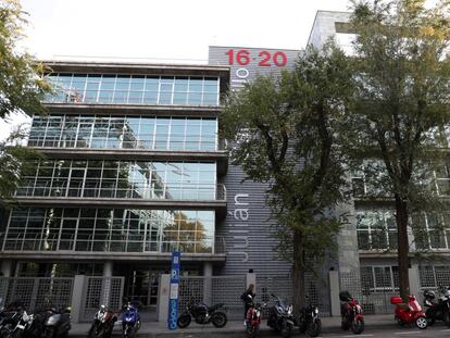 Edificio de oficinas en la calle Julián Camarillo de Madrid, inmueble que la socimi Meridia III saca a la venta. 