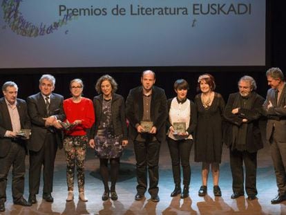Galardonados y autoridades en la entrega de los Premios Euskadi de Literatura.