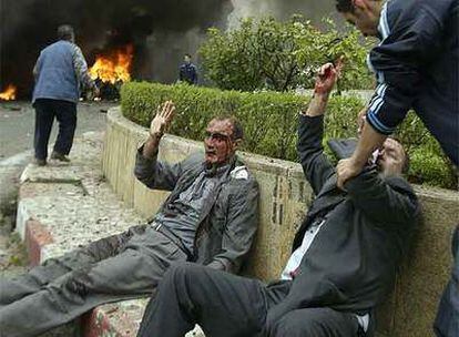 Víctimas de la explosión de un coche bomba piden ayuda cerca de la sede del Gobierno en Argel.
