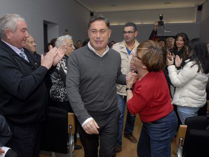 Marcos Martínez Barazón, expresidente de la Diputación de León por el PP, es recibido por vecinos de la localidad de Cuadros tras salir de la cárcel a raíz de su detención en Púnica, en 2014.