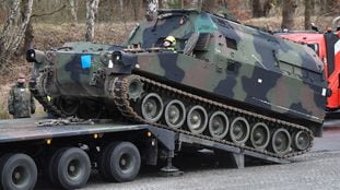 Soldados alemanes trasladan un tanque durante unos ejercicios el 12 de febrero, en Bergen Hohne.