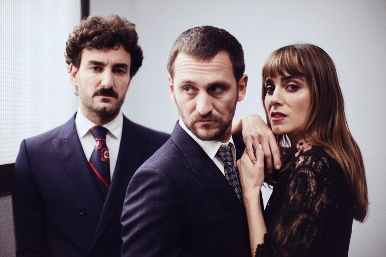 Los actores Miki Esparbé, Raúl Arévalo e Irene Arcos, intérpretes de la obra 'Traición', de Harold Pinter.