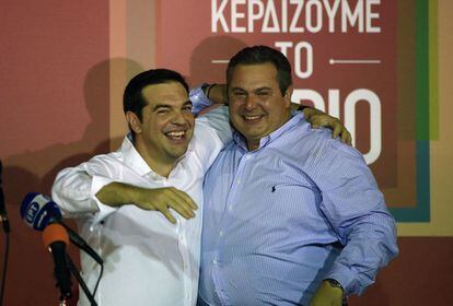 Tsipras se abraza con el nacionalista Kammenos, su socio de Gobierno, tras conocer el resultado.