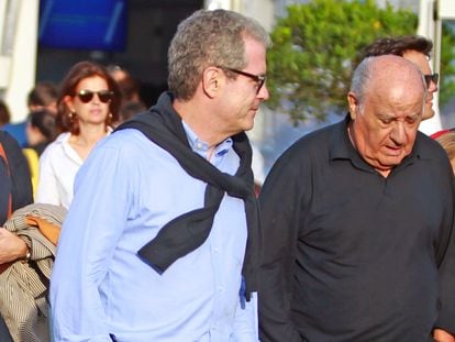 Amancio Ortega, fundador de Inditex, conversa con Pablo Isla (en el centro). Algo por detrás, a la izquierda de la imagen, les acompaña Marta Ortega, en julio de 2017 en A Coruña.