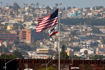 La bandera de Estados Unidos y del estado de California, junto al muro fronterizo en San Diego, en agosto de 2020.