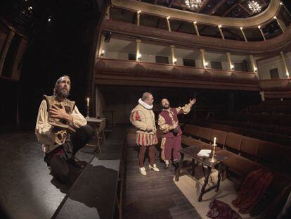 Actores representando una escena cervantina en el corral de comedias de Alcalá.