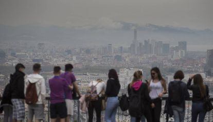 Vistas de una Barcelona contaminada desde el Mirador del Alcalde, en Montjuïc.