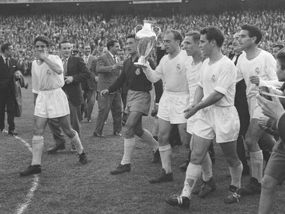 Zárraga, el segundo por la derecha, festeja la segunda Copa de Europa del Madrid tras ganar al Fiorentina.